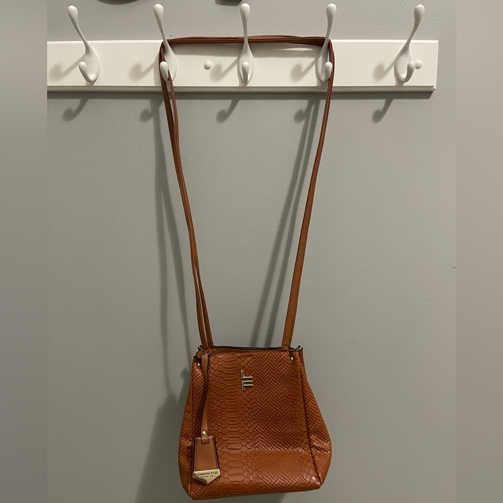 London Fog Coco Lizard Crossbody Bag Vegan‎ Leather Tan Gold Hardware boxDO